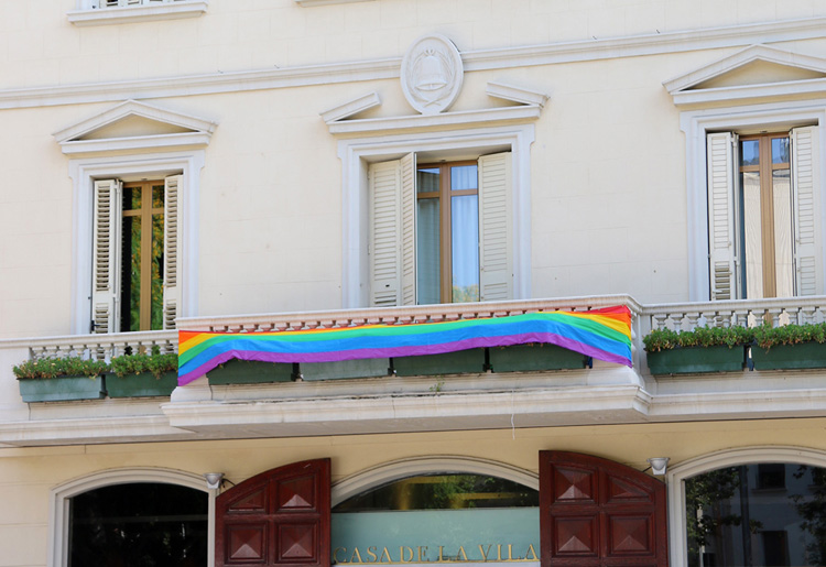 Es desplegarà la bandera del moviment lèsbic al balcó de l'Ajuntament 