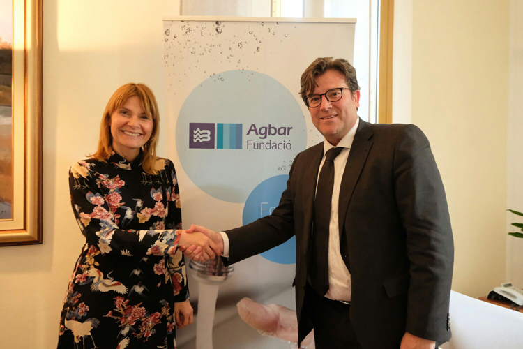 El director de la Fundació Agbar, Eduard Pallejà, va signar el conveni amb l'alcaldessa de Sant Boi de Llobregat, Lluïsa Moret