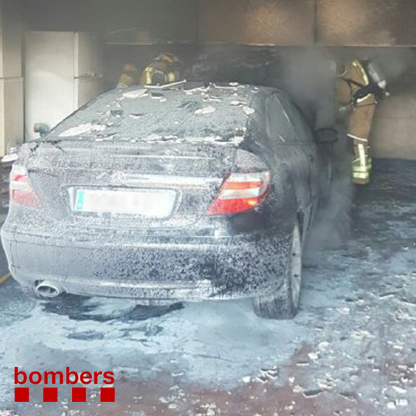 SUCCESSOS: Una dona intoxicada en un incendi d’un turisme en un garatge a Sant Andreu de la Barca