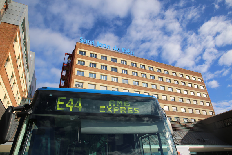 Segons AMB és una llançadora que connecta l'hospital de referència i que forma part de la nova xarxa d'autobús metropolità d'altes prestacions
