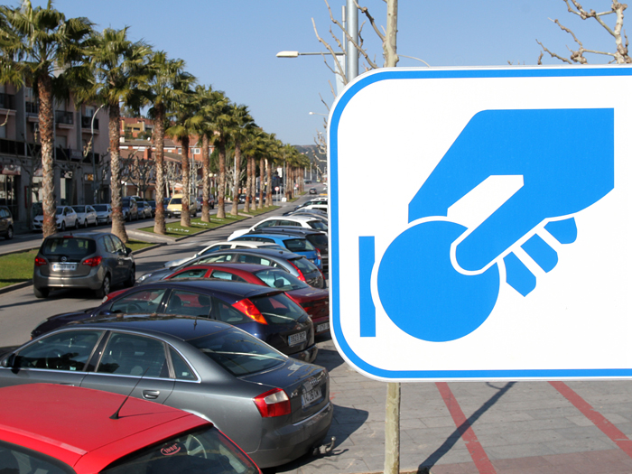 A  partir  del  mes  de  maig  la  zona  blava  d’aparcament de Sant Andreu de la Barca es  podrà  pagar  des  del  mòbil