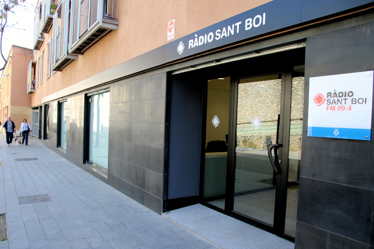 Després de gairebé 30 anys als locals del carrer de Torras i Bages, Ràdio Sant Boi obre una nova etapa en unes instal·lacions més grans i funcionals, situades a peu de carrer de Jaume I 