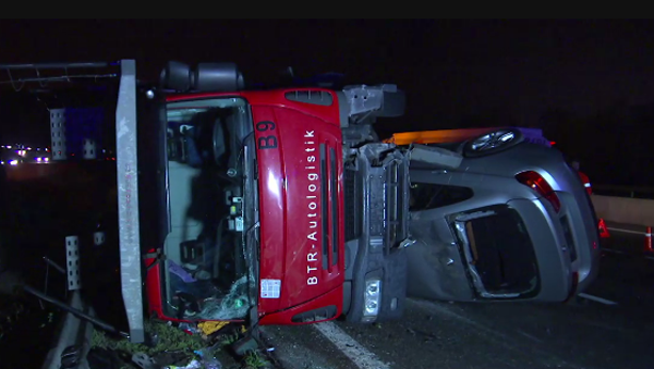 SUCCESSOS: Un accident d’un camió a Castellví de Rosanes provoca dos ferits i deu quilòmetres de retencions 
