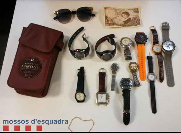 Els Mossos van recuperar dotze rellotges, diverses joies i telèfons mòbils que provenien d’un robatori