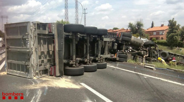 SUCCESSOS: Dos ferits en topar dos camions a Martorell 
