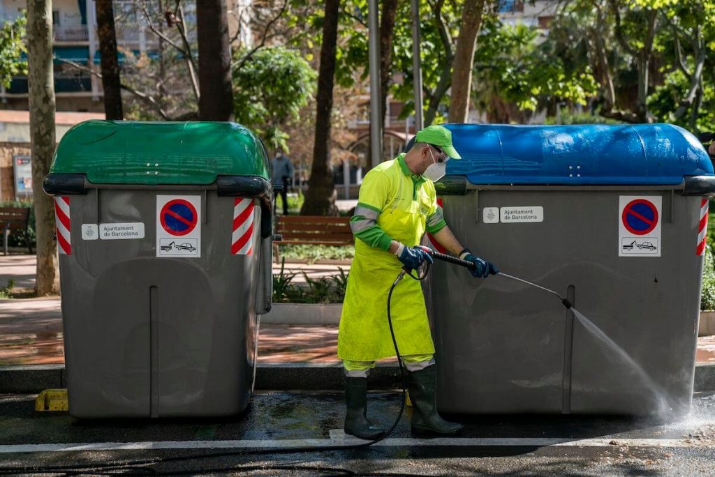 Un treballador municipal netejant. Monica Moreno 1024x684