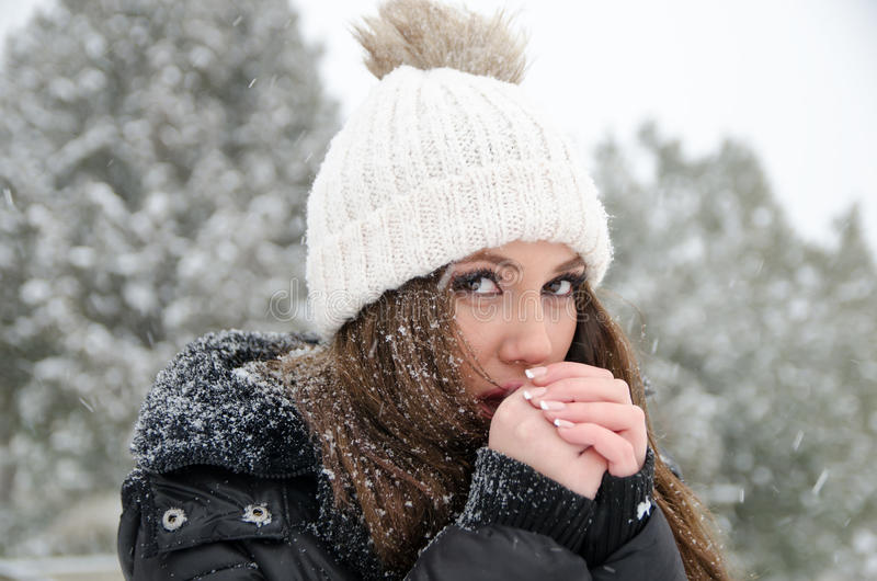 mujer de î eautiful mientras que su nevar con las manos de congelación 67110577