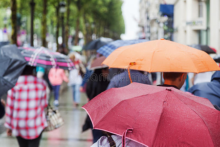 gente con los paraguas de la lluvia en la ciudad lluviosa 50659150