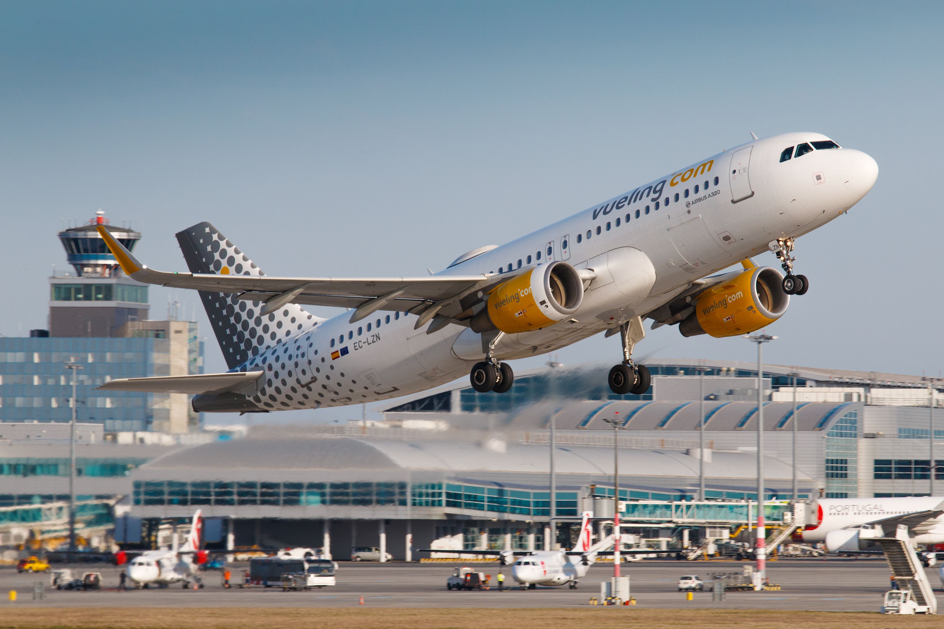 un avio s enlaira a l aeroport del prat istock