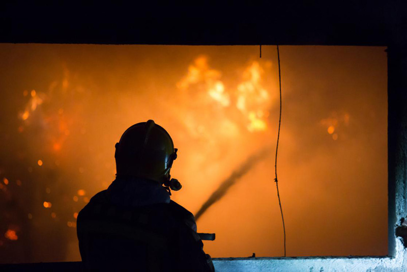 Un mort i un intoxicat greu en un incendi d'un habitatge a Martorell