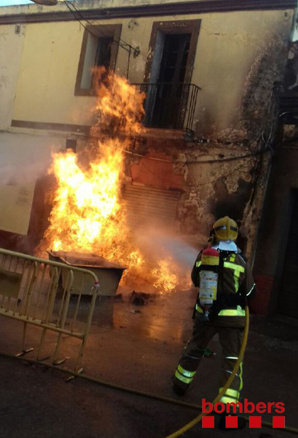 SUCCESSOS: Un incendi a Viladecans provoca tres ferits de gravetat 