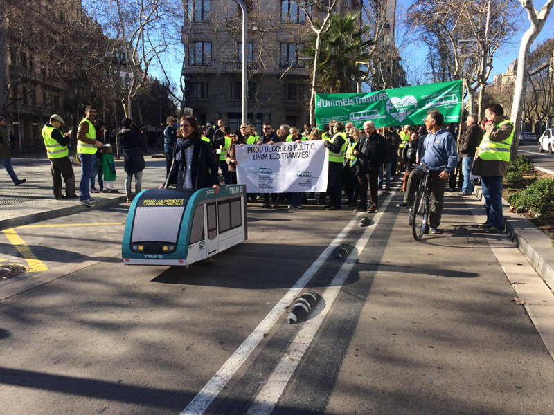 Unes 1.200 persones es manifesten a favor de la unió dels tramvies