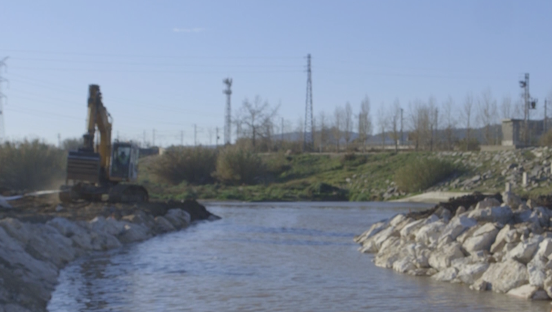 Construcció d'un canal lateral