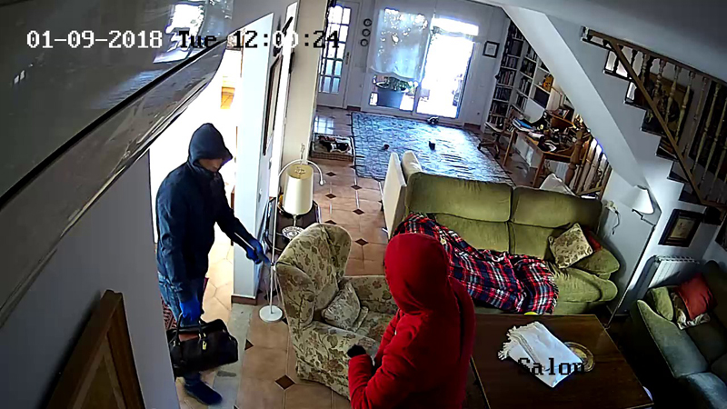 Detenen tres lladres quan estaven robant en un domicili d'Esplugues 
