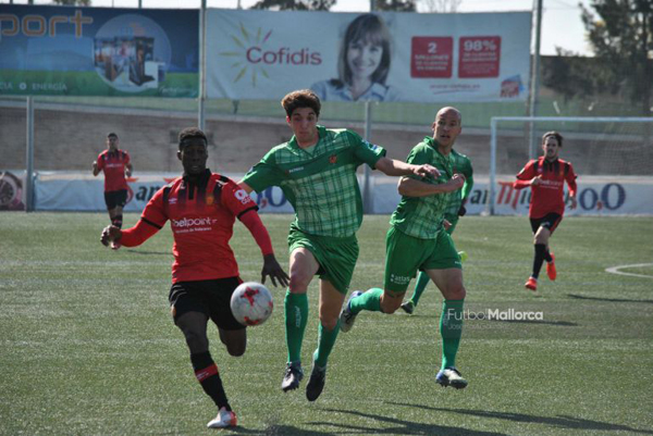 ESPORTS (FUTBOL, SEGONA B): Partidàs i victòria del Cornellà davant del líder