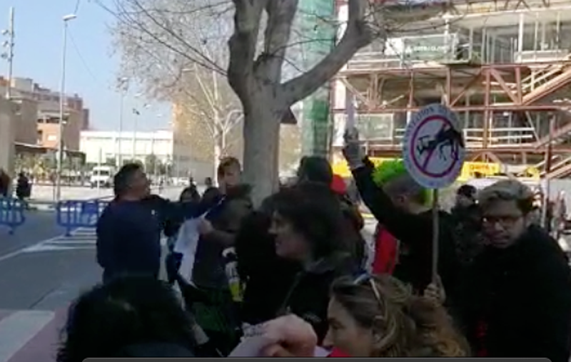 Moment de l'agressió a un manifestant contra l'ús e cavalls als Tres Tombs