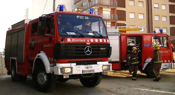 SUCCESSOS: Dos ferits per inhalació de fum en un incendi en un pis de Sant Feliu 