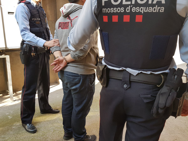 SUCCESSOS: Detenen dos lladres especialitzats en els robatoris amb força en botigues pel mètode del butró