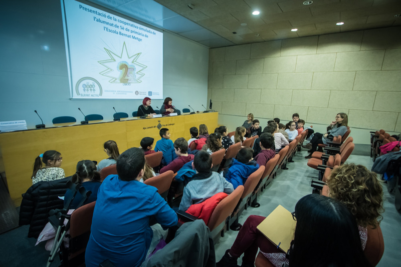 Presentació de la cooperativa "25 cracks" al Centre de Promoció Econòmica de l'Ajuntament del Prat i entrega del NIF simulat per part del consistori 