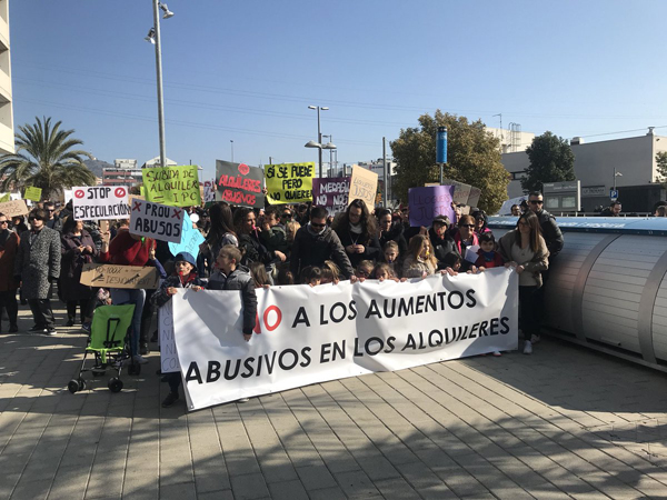 SOCIETAT: Més de 800 persones es manifesten a Sant Joan Despí en suport dels veïns del bloc de l’avinguda de Barcelona 113