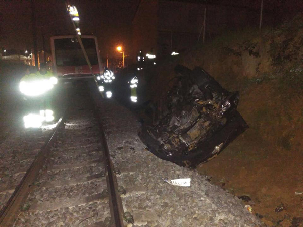 SUCCESSOS: Cau un cotxe a la via del tren dels FGC a Sant Esteve Sesrovires