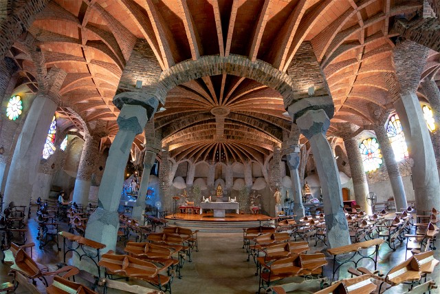 Colonia Guell Cripta Interior Ojo Pez