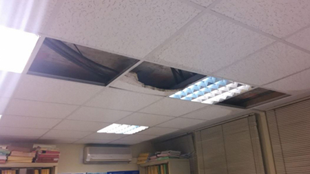 lescapament daigua ha provocat que caiguessin les plaques del sostre
