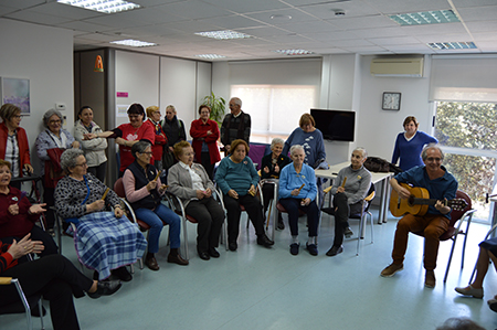 sessio de musicoterapia en grup a la unit alzheimer