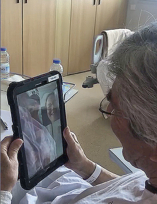 Un pacient del Parc Sanitari es comunica amb la família a través duna videotrucada amb tablet