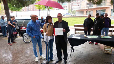 Raquel Sanchez ha lliurat una placa per recordar a Ramon Cassado antic president de lentitat 696x392