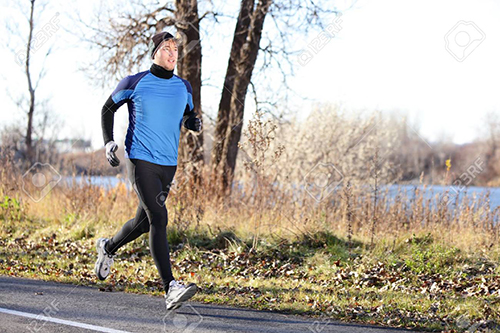 21172714 corredor masculino hombre corriendo en otoño en día frío usando medias largas y traje deportivo para correr