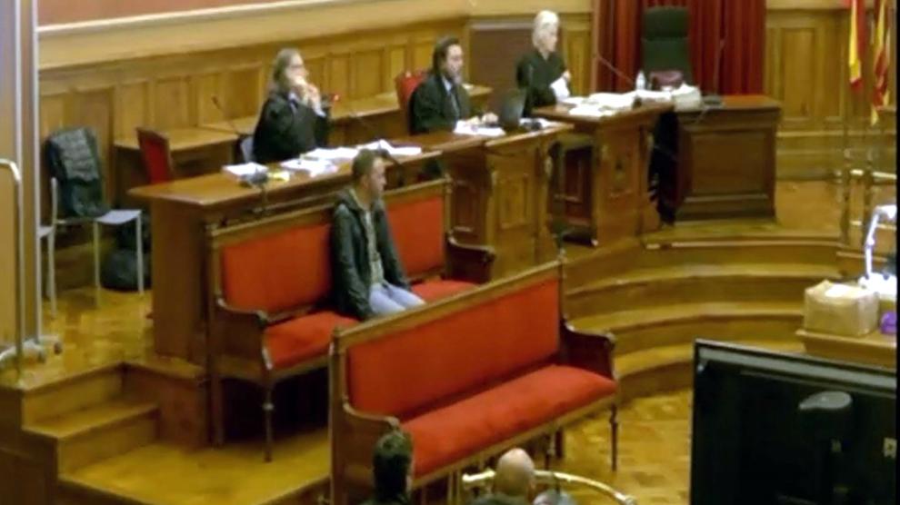 el acusado del crimen de janet jumillas sentado en el banquillo en el juicio que se sigue contra el en la audiencia de barcelona