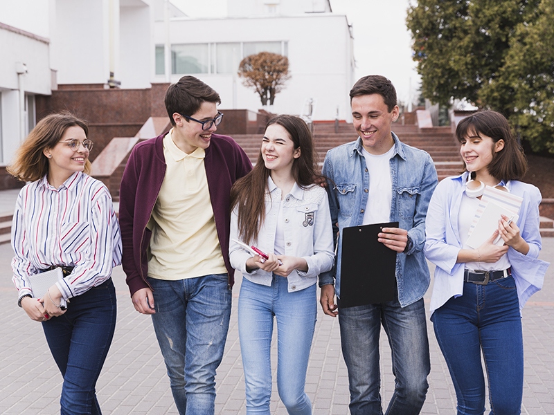 Grupo de jovenes estudiantes