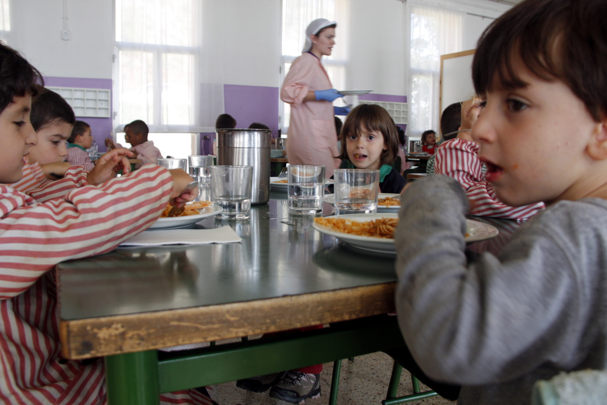 menjador escolar nen cantina educacio