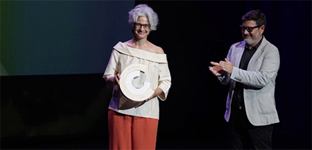 La traductora editora i filòloga Maria Bohigas rep el Premi Nacional de Cultura de la mà de lalcalde del Prat Lluís Mijoler 