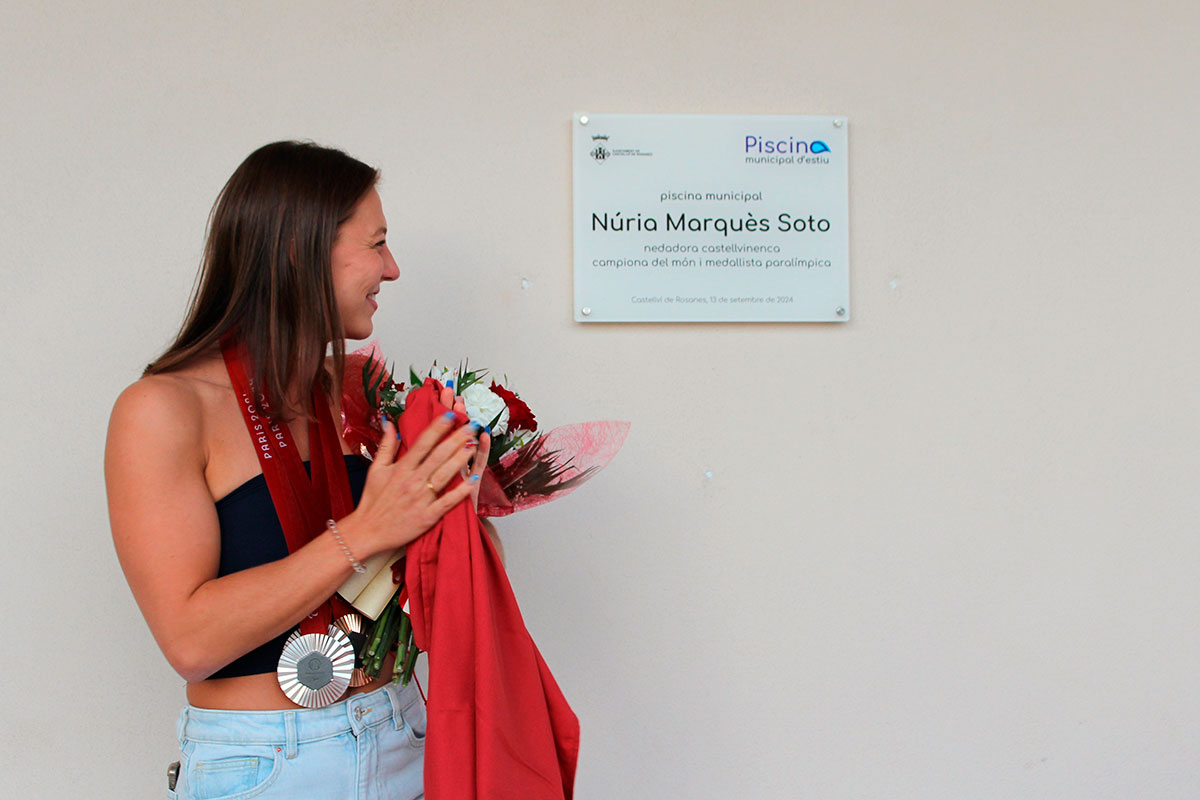 Benvinguda Nuria Marques i placa nom piscina 278 