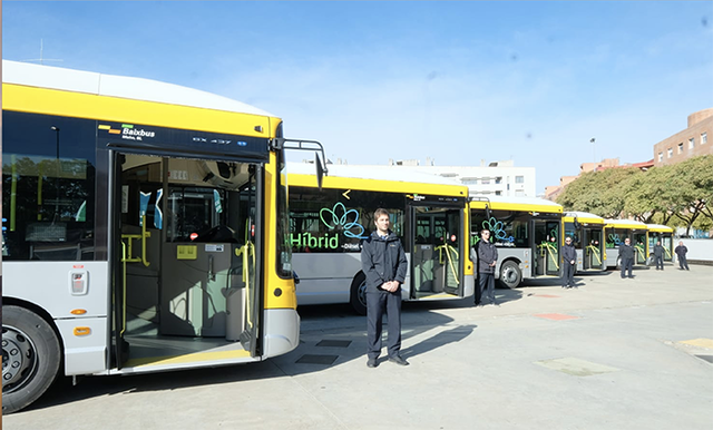 Dels 128 autobusos nous híbrids i elèctrics que han arribat aquests dies a l'AMB, 14 busos articulats híbrids es destinaran a Gavà