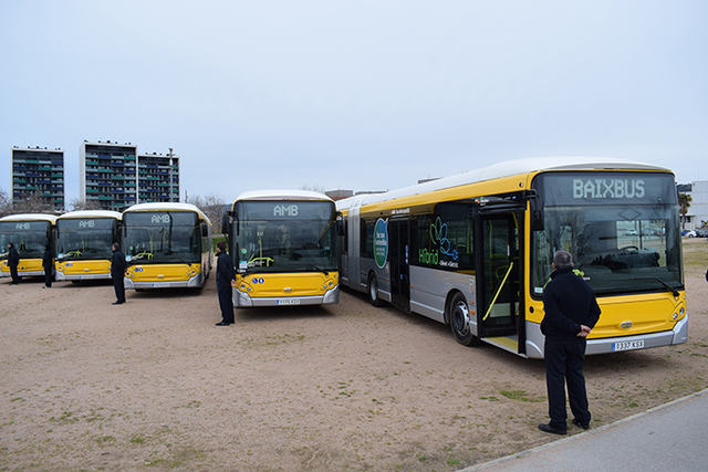 El vicepresident de Mobilitat i Transport de l'AMB, Antoni Poveda, i l'alcalde de Viladecans, Carles Ruiz, han presentat els autobusos híbrids que donaran servei al municipi