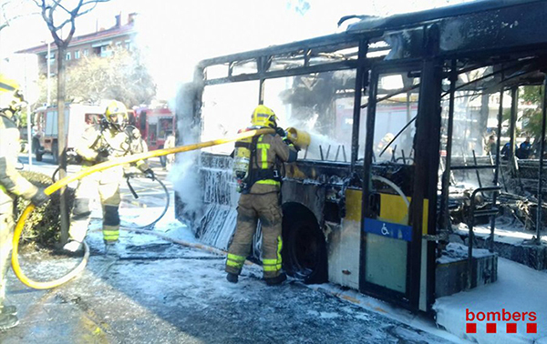 SUCCESSOS: Incendi d’un autobús de línia en servei a Castelldefels