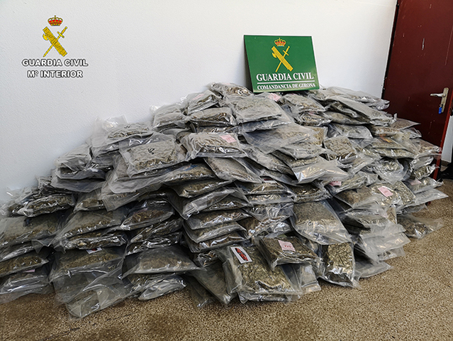 La Guàrdia Civil, en el marc de l'operació 'Heyho', ha intervingut a Catalunya 2.700 quilos de marihuana processada, la major confiscació a Espanya fins a la data d'aquest tipus de droga