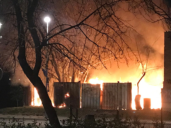SUCCESSOS: Espectacular incendi en una barraca de l’avinguda Baix Llobregat a Cornellà 