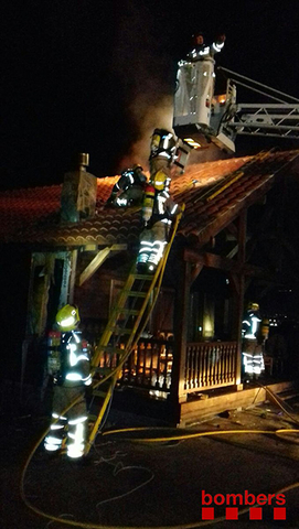 SUCCESSOS: Incendi sense ferits en una casa de fusta a Abrera