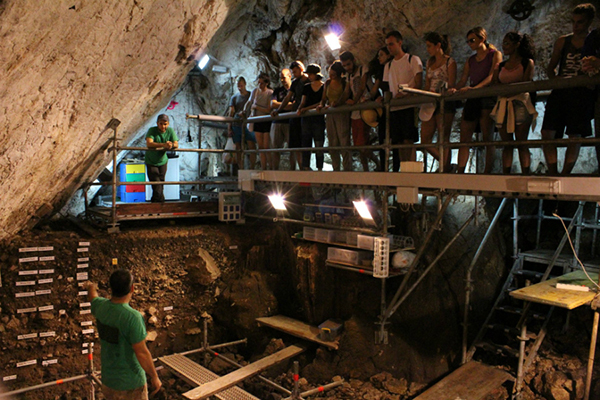 SOCIETAT: Jornada de portes obertes a la cova de Can Sadurní de Begues