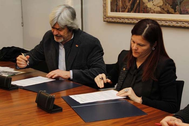 Signatura del conveni entre Ajuntament i Amical