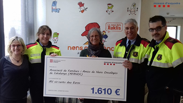 SOCIETAT: Els Mossos donen 1.610 euros a l'Associació de Familiars i Amics de Nens Oncològics de Catalunya  