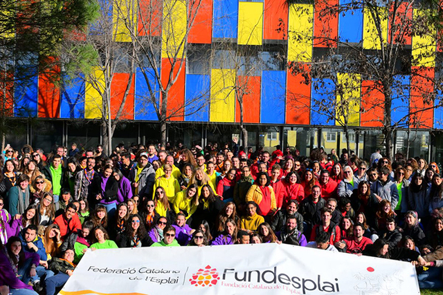 La Federació Catalana de l’Esplai–Fundesplai a federació aplega 113 esplais i projectes de lleure de 47 municipis de 18 comarques catalanes, amb 1.500 monitores i monitors