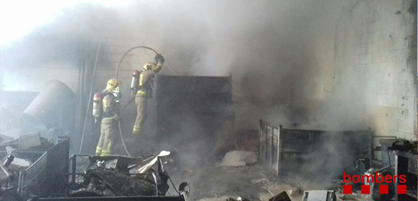 SUCCESSOS: Dos intoxicats en un incendi en una empresa de Sant Esteve Sesrovires