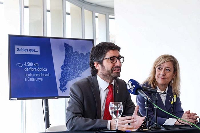 El conseller Puigneró amb l'alcaldessa Neus Lloveras a la presentació del desplegament de la fibra òptica entre les comarques del Baix Llobregat, el Garraf i el Baix Penedès 