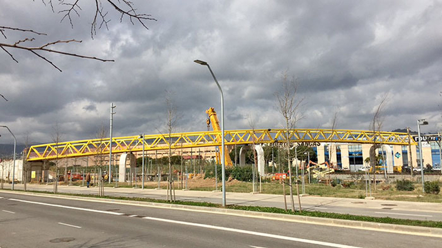 El Consorci DeltaBCN, integrat per l’Ajuntament de Viladecans i l’INCASÒL, està realitzant la construcció de la nova passarel·la de connexió entre el carrer Llobatona i el sector de Ca n’Alemany de Viladecans