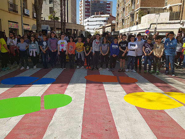 Pinten el primer pas de vianants dels camins escolars segurs a Sant Feliu